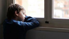 child-sad-and-alone-looking-through-window_nivvvy0yl__F0000.jpg
